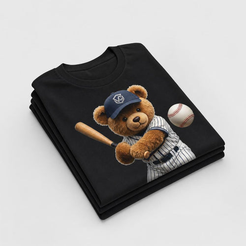 Camiseta negra Virtux Club con el diseño del oso bateador, doblada